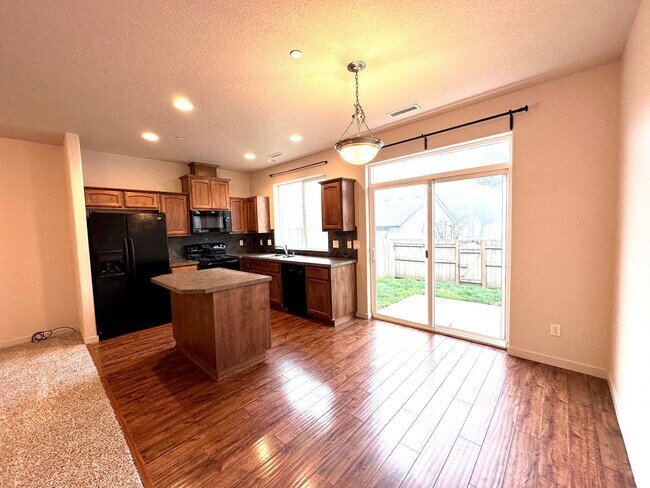 Building Photo - Beautiful 3 Bd 2.5 Ba Town Home by Vancouver Mall - SPECIAL JULY RENT FREE!