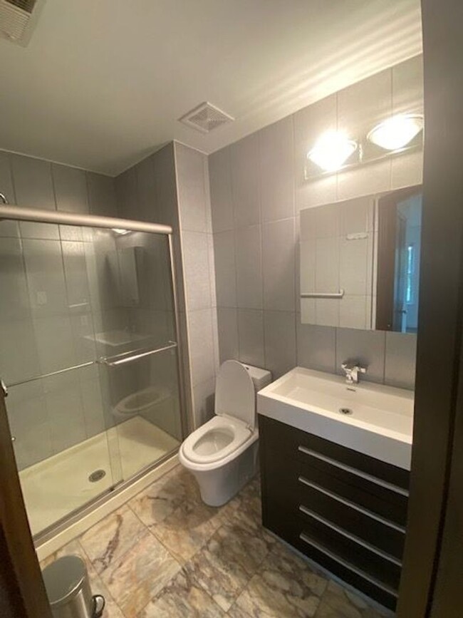 Building Photo - Two Bedroom Three Bathroom Condo in Hollan...