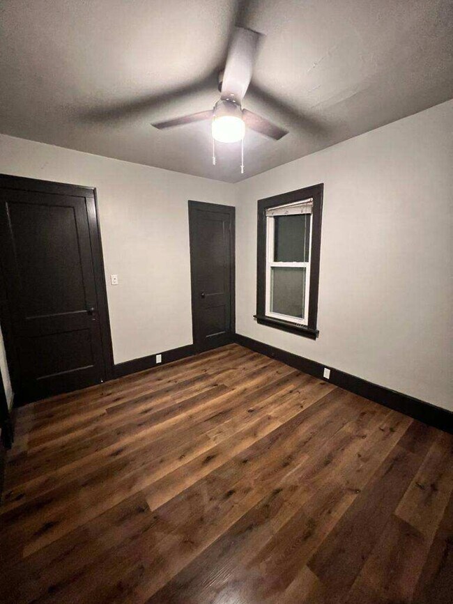 Building Photo - Duplex Long Term