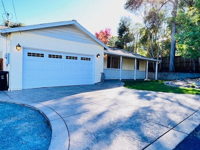 Building Photo - Charming and Move-in Ready 3BD/2BA, Single...