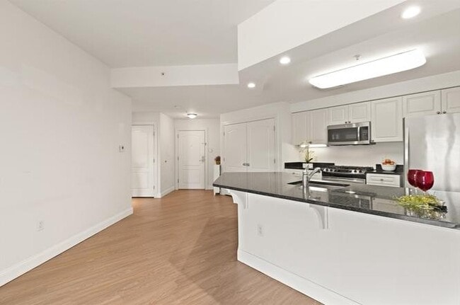 Building Photo - Commerce