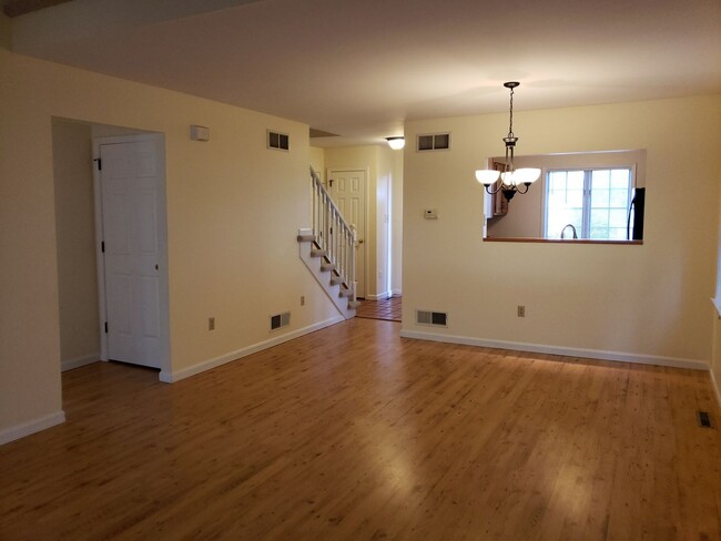 Building Photo - 3 Bedroom, 2 Bath, Sun room and 1 car gara...