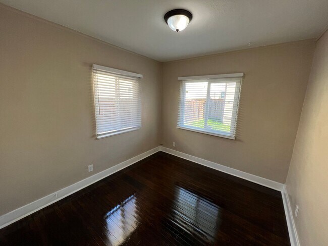 Building Photo - 33rd Duplex