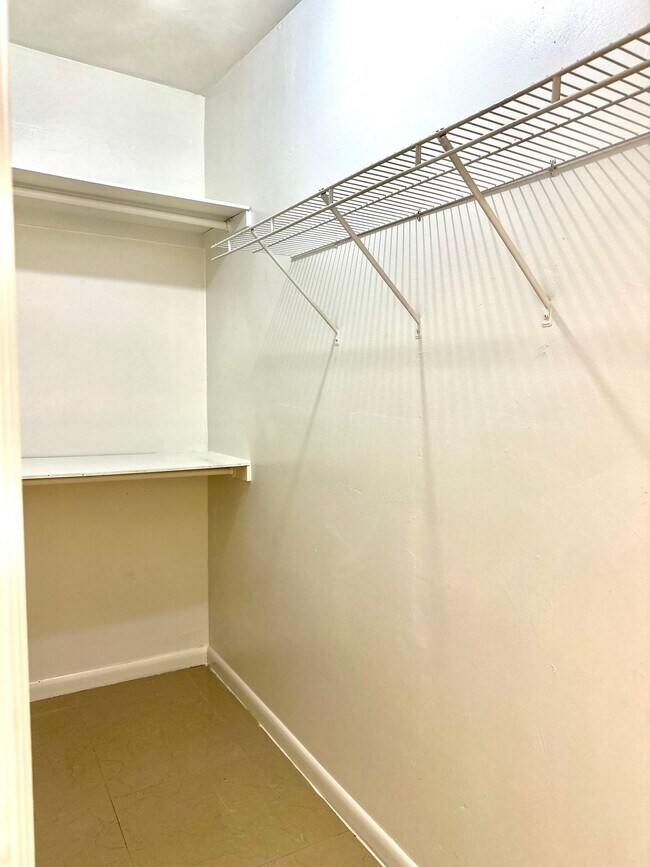 Building Photo - Huge 3 Bed House For Rent