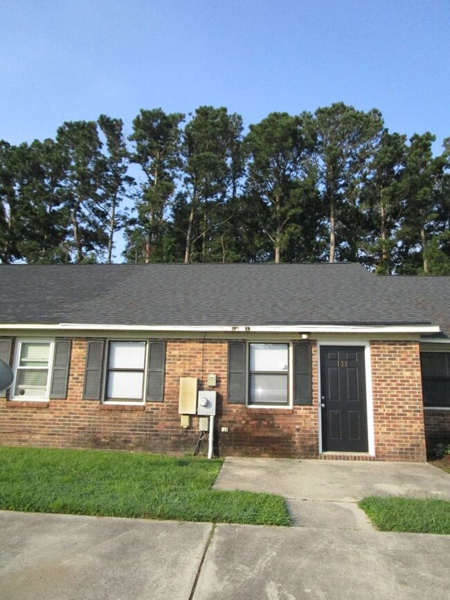 Primary Photo - Cute 2 bedroom, 1 bathroom duplex. Close t...