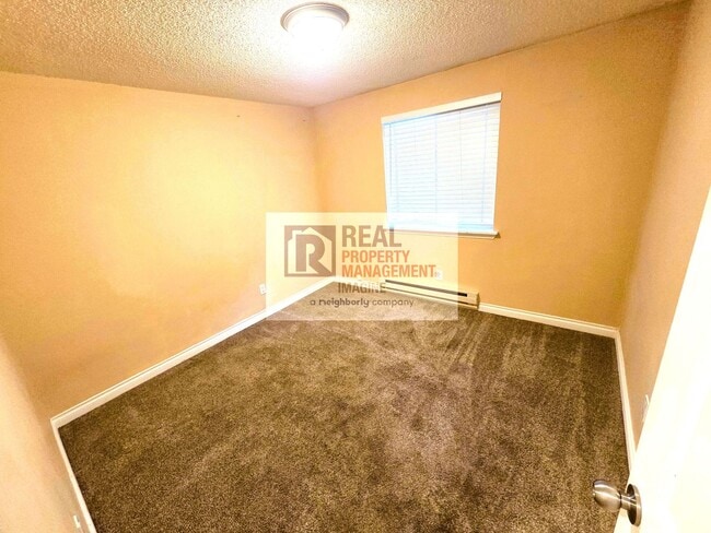 Building Photo - Wonderful 3 Bedroom, 1 Bath With Garage an...