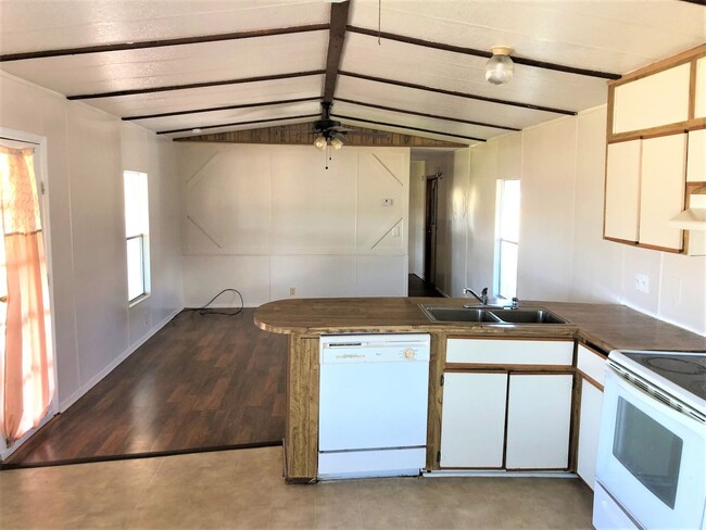 Building Photo - CUTE (2BR/1BA) Wesley Chapel Mobile Home w...