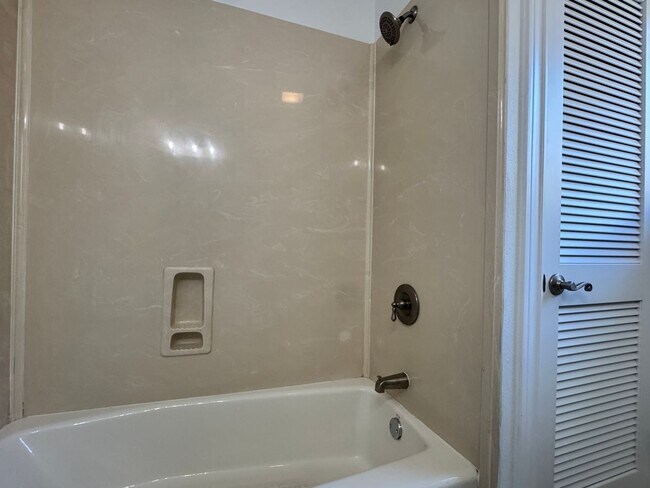 Building Photo - 627 W 2nd St