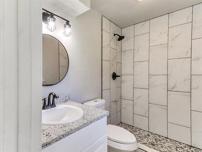 Building Photo - 502 N Oak St