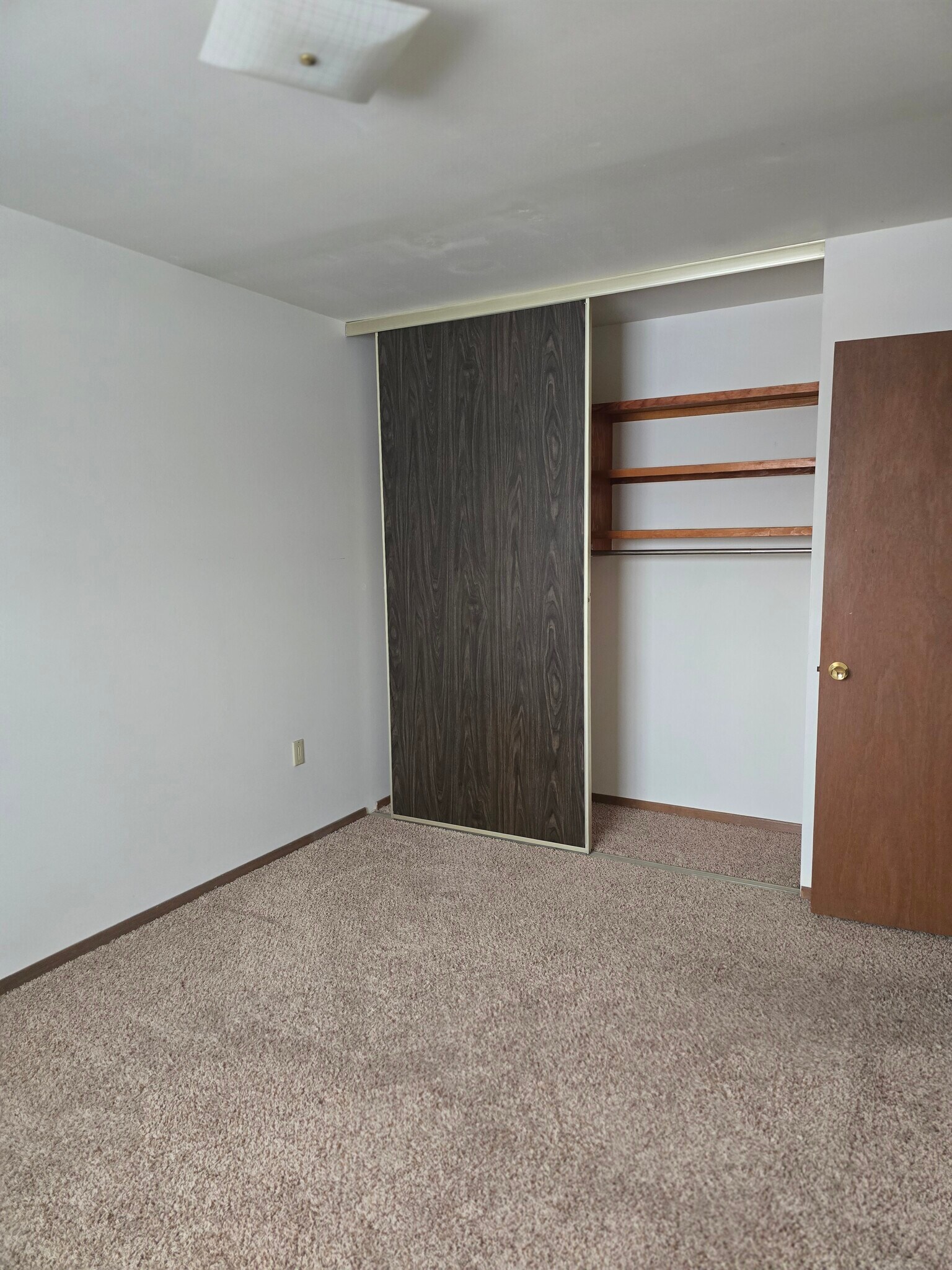 Building Photo - 916 Mayflower Ave