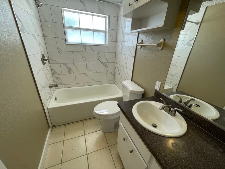 Building Photo - 1221 W Pierce St