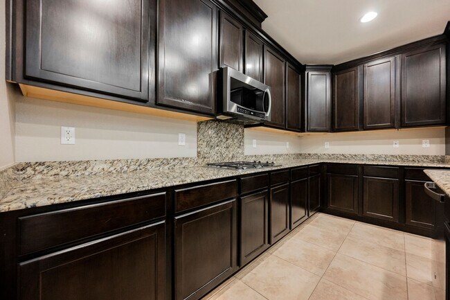 Building Photo - Single Story w/ duel primary suites gated ...