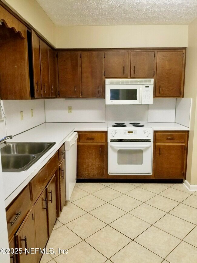 Building Photo - 2758 Oakdale Dr W