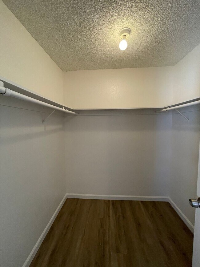 Building Photo - 1221 N Peach Ave