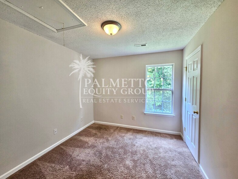 Building Photo - 5715 River Glen Dr