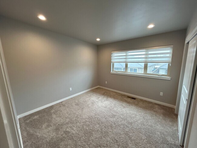 Building Photo - 2 Primary Bedroom Suites / 2.5 Bathroom Townhouse in Redmond OR