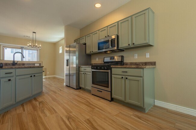 Building Photo - 3 Bedroom 2.5 Bathroom