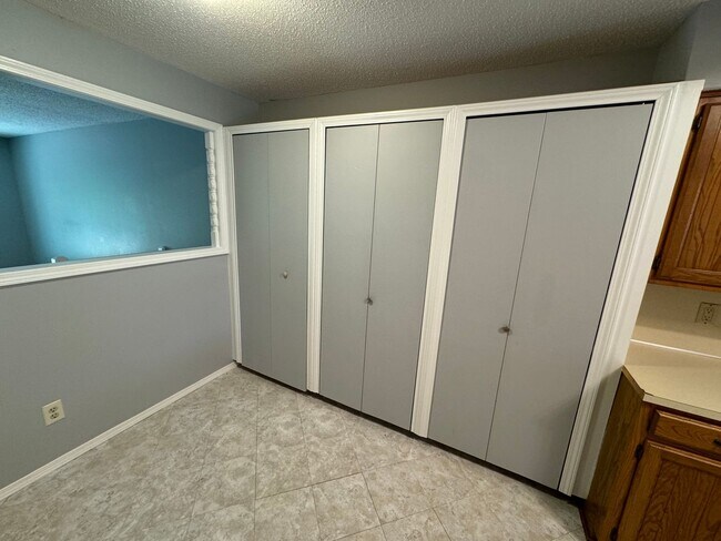 Building Photo - SPACIOUS DUPLEX in Southeast Springfield w...