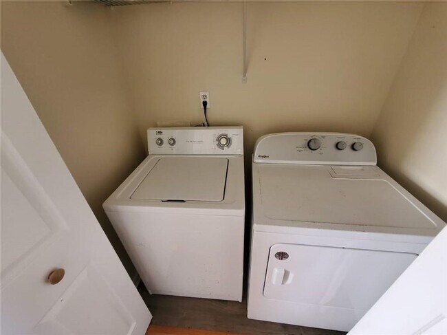 Building Photo - 5450 Twin Lakes Dr