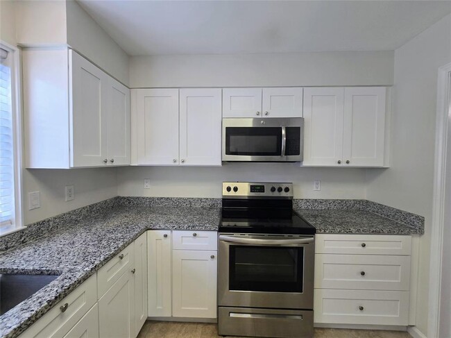 Building Photo - 3000 Maywood Cir