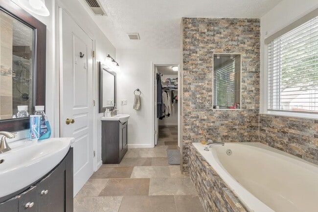 Building Photo - 520 Sonnet Way
