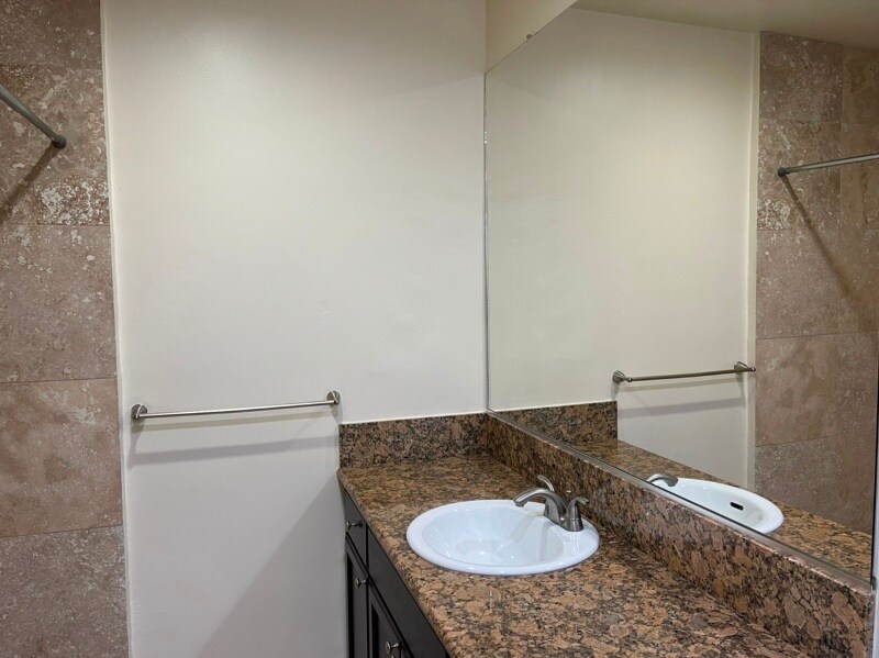 Building Photo - 2104 Huntington Ln
