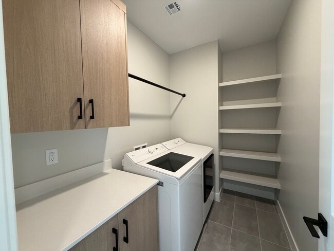 Building Photo - BRAND NEW TOWNHOME FOR RENT BY CRIMSON CLIFFS!