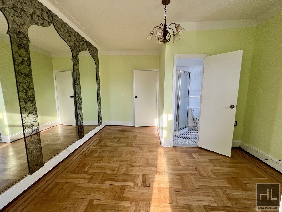 Building Photo - 3.5BR 2BA Massive Townhouse w/ Sunroom & Optional Private Parking In Maspeth