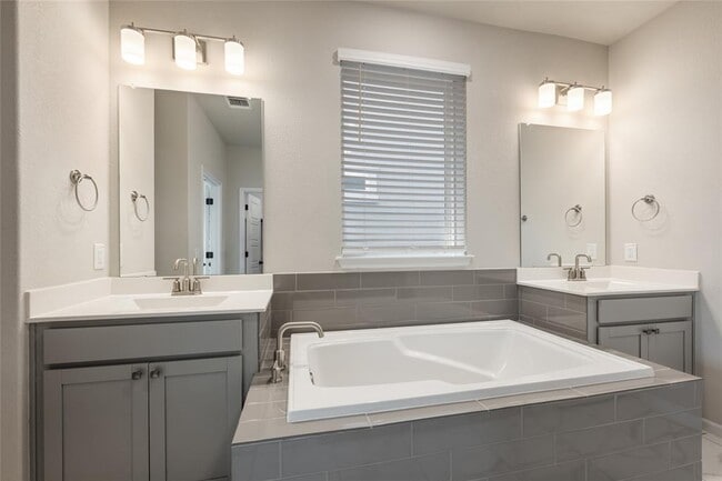 Building Photo - 13608 Cibolo Trace