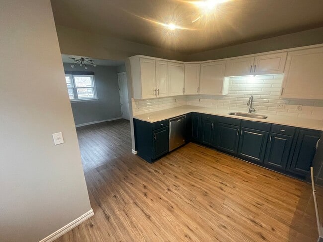 Building Photo - 2 bed, 1 bath all updated and includes full size appliances! Walk to Uptown 23rd area!