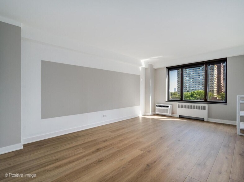 Cali-king bedroom with motorized blackout blinds - 3100 N Lake Shore Dr