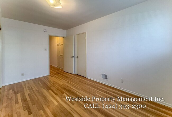 Building Photo - 244 S Doheny Dr