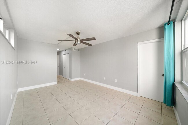 Building Photo - 1701 NE 191st St