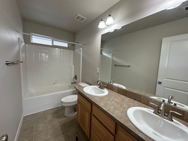Building Photo - Cda Place Home