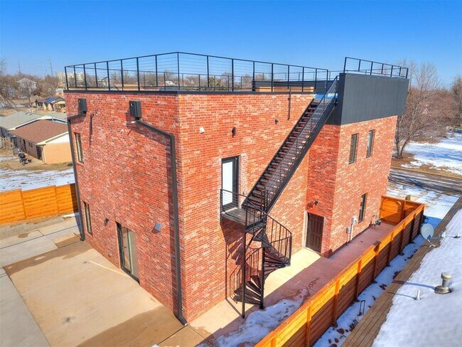 Building Photo - 605 N Idaho Ave