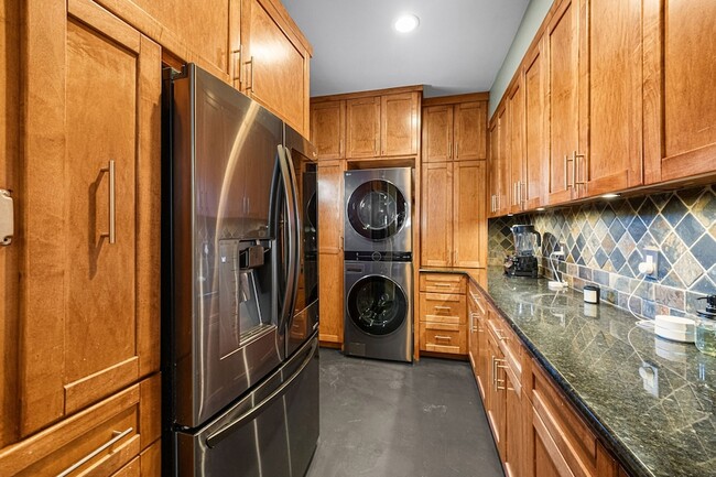 Building Photo - 202 E 7th St