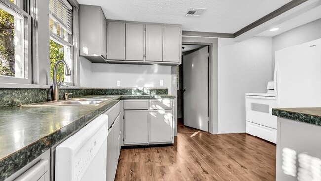 Building Photo - Two Bed Located in SW Ardmore