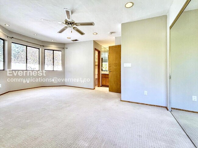 Building Photo - 3 Bed/2 Bath Home with Garage / Vouchers A...