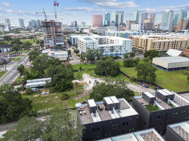 Building Photo - Canvas GWX