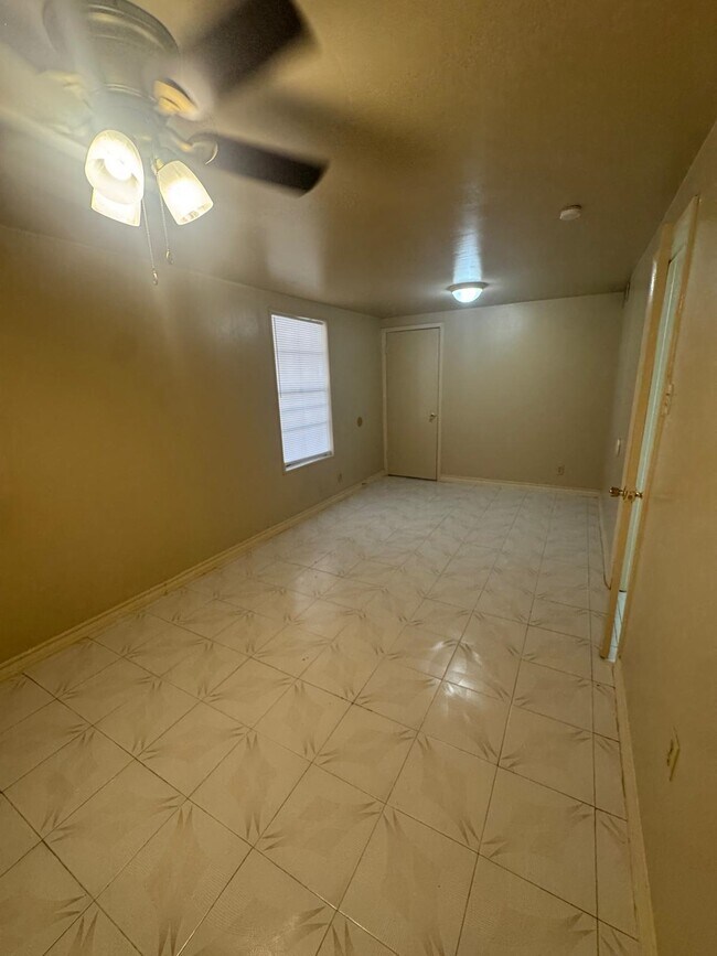 Building Photo - 302 Huisache Dr
