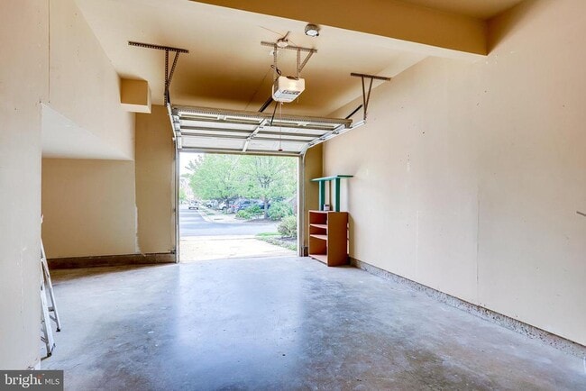 Building Photo - 43709 Clemens Terrace