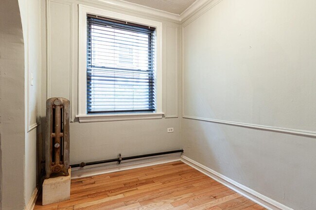 Building Photo - 546 W Surf St