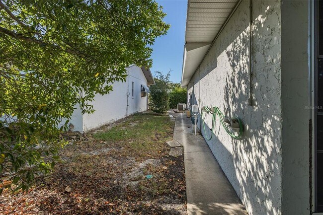 Building Photo - 8015 San Fernando Dr