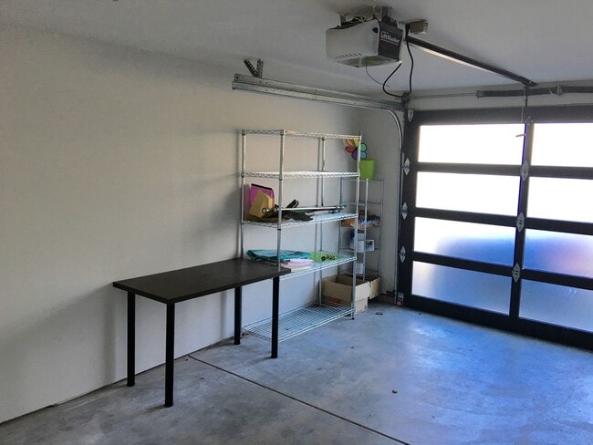 Building Photo - 3-Bedroom Townhome Near Roosevelt Lightrai...