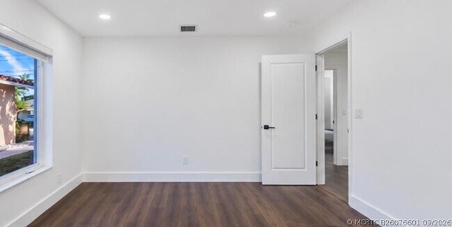 Building Photo - 1419 NE 57th St