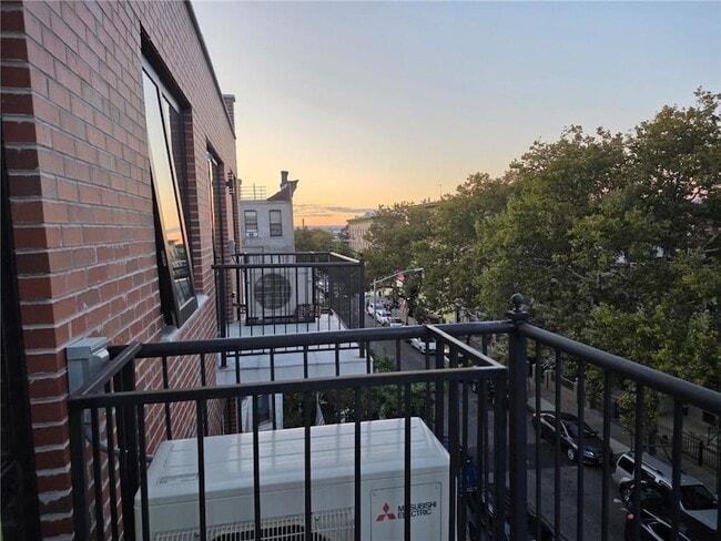 Building Photo - 526 56th St