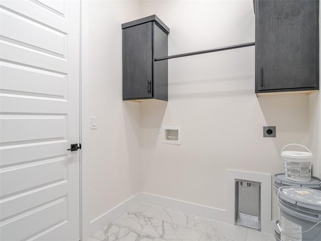 Building Photo - 311 Hedge Dr