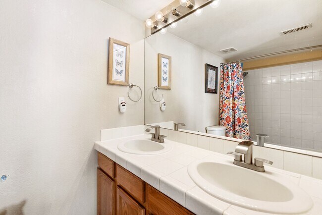 Building Photo - 3 Bed 2 Bath Fully Furnished in Woodland Park