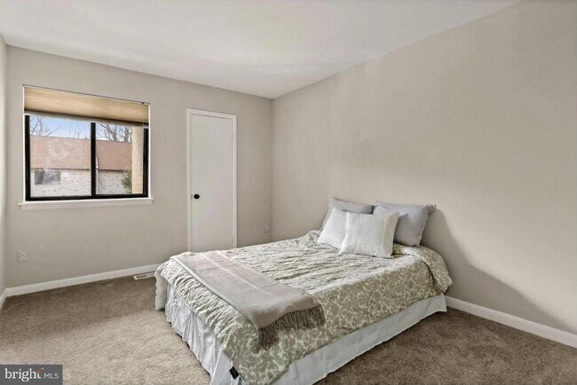Building Photo - 3875 Steppes Ct
