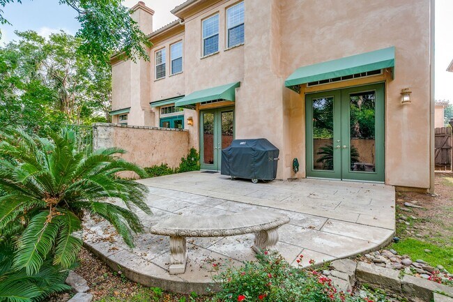 Building Photo - LUXURY 3-BEDROOM TOWNHOME IN ALAMO HEIGHTS
